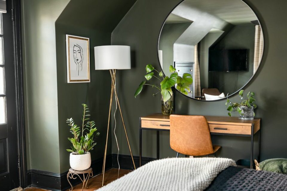 chambre avec mur vert