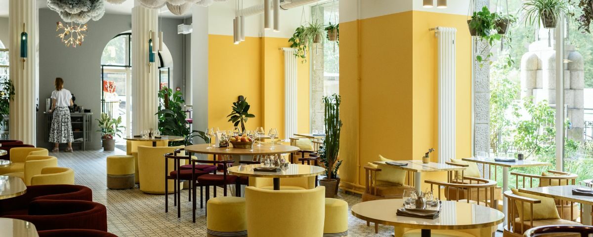 une salle de restaurant jaune