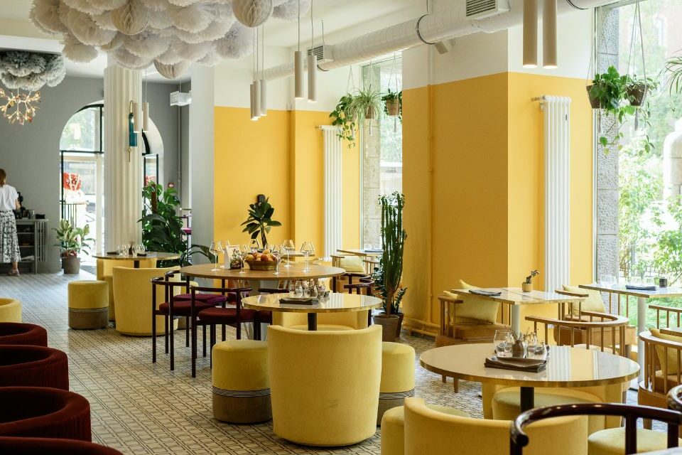 une salle de restaurant jaune